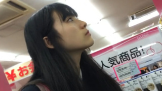 真‧偷拍神人!! 除了偷拍之外，還大膽掏槍打在女學生的背後 1