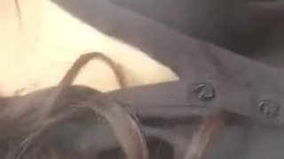 戶外踏青不斷聽見嗡嗡聲，原來是從隔壁妹子裙底傳來的…