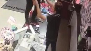 一女生和全家店员争执，原因是女的说咖啡和尿一样难喝，男店员反问：你喝过尿吗？没喝过不要BB，争执升级，女的当场脱裤撒尿，并喝下以行动证明自己喝过尿。