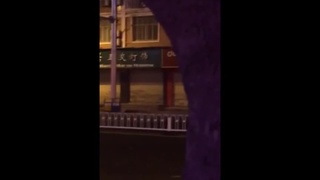 這是在哪！晚上酒醉女當街脫衣路人圍觀