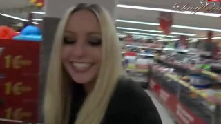 …erstmal zu Penny - denn die geile Lucy ist schon da…