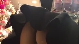 短裙店員好心介紹商品…一彎腰竟然沒穿內褲鮑魚全都露！