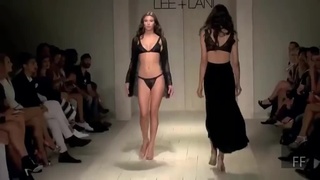 這就是流行?模特兒泳衣大秀...單手遮豪乳到後來直接「整顆呈現」:我不小心下流惹 這就是流行?模特兒泳衣大秀...單手遮豪乳到後來直接「整顆呈現」:我不小心下流惹