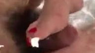 港女在水中用腳玩J