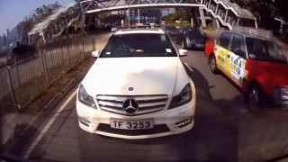 港女疑似在駛中的BENZ上含撚片流出 港女疑似在駛中的BENZ上含撚片流出