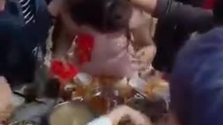 為了禮金忍！新娘被灌酒...賓客給紅包硬塞新娘乳溝趁機伸出鹹豬手：摸兩把才不吃虧2