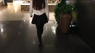 勻稱美腿在厚黑的絲襪下 讓人想把小頭鑽入那雙美腿中