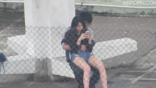 【線上看影片】香港女孩天台口交影片流出！！现在的小情侣们太大胆了！！