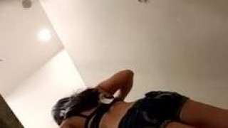 更衣室偷拍女孩換衣