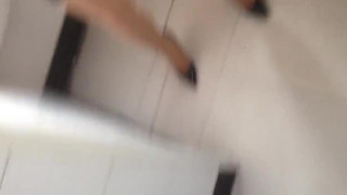 [國語露臉]騷人妻穿超短裙～去孩子宿舍打掃，順便幫他把"牛奶'吸出來（有影）