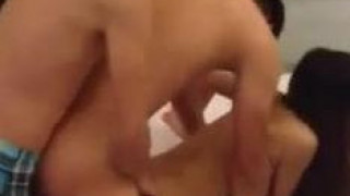 ［國語露臉］跟傳播妹推砲！！朋友在後面幫忙推～內褲男連朋友都騎上去了