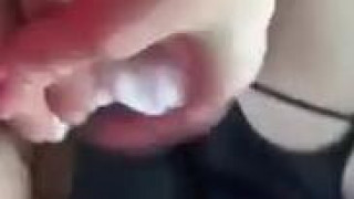 [國語自拍]約砲騷人妻～等不及到摩鐵就被她拉去幫她摳妹妹（有影）