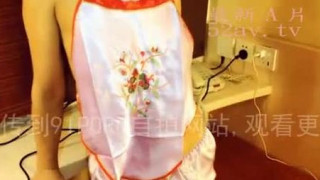 [旅館自拍]讓老婆換上肚兜裝跟單男啪啪！讓他無套狂操～老公在旁邊拍攝，最後高潮當然是要內射囉（有影）