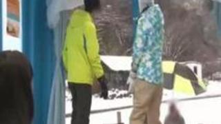 【マジックミラー号】 ダーリンがいても おかまいなしww ヌルヌルマッサージで興奮した男女が一線をこえズボッと挿入しちゃってる‼