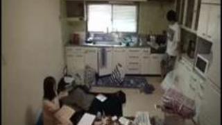 ギャンブル狂いの借金しまくりで2年前に離婚したと言う前の旦那のボロアパートへ離婚の調停関係の書類に彼の捺印が必要なので仕…