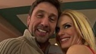 美しいブロンドは、彼女のコルセットを荒い肛門性交