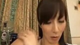 日本の妻ホメア高坂は、彼女の夫が同じ部屋で眠っている間に浮気している - もっと日本語のフルHDのポルノwww.IFLJAPAN.com