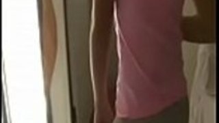 アジアの日本のティーンは彼女のタイトな剃毛された猫が犯される