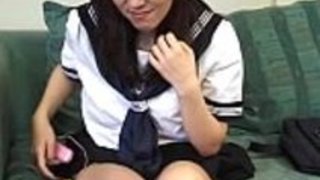 小さなバイブレーターで彼女のつまずくを喜ばせる 小さなバイブレーターで彼女のつまずくを喜ばせる