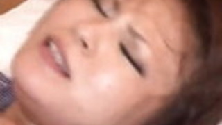 エアリー・アイは、彼女の毛むくじゃらのアジアの犬にコックの大きなインチをとります