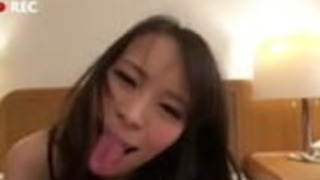 杏子真樹は驚くべきPOVのフェラチオで眩惑する