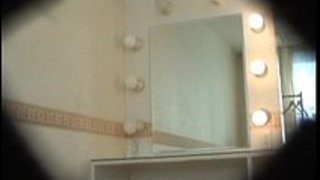 スタイル抜群な可愛いショップ店員が着替え中を盗撮される スタイル抜群な可愛いショップ店員が着替え中を盗撮される