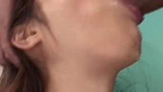 オリエンタルベイビーはあまりにも飲み込んでドリルを2つの雄鶏を取得します