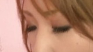 ヤングルナは、彼女の口の中で成長しているコックを愛する