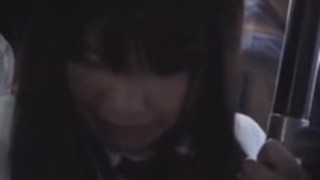 日本のSchoogirlがバスに触れ、脚の間にコックをつけた