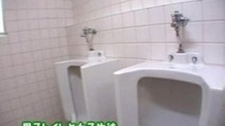 行くと女子校生が手コキしてくれるトイレ