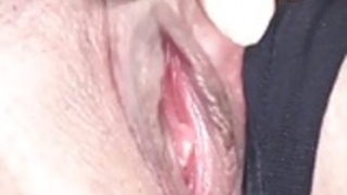 日本のAVモデルはクリトリスにバイブレーターを持っています