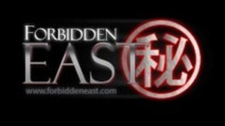 制服を着たかわいいアジアの大学生は長い深いずさんなフェラを与えます