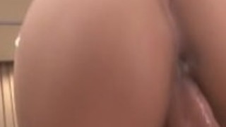 鈴木さとみは1コックを吸うし、別のは、彼女の中にあります