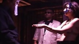 かわいい日本のふしだらな女は縛られ、使用されます