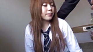 女子高生はファックを取得するには彼女のスカートリフト