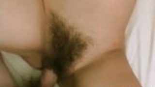 ティーン・ジャパニーズ・ベイビー、ヤマオカ・チサが彼女の濡れた猫を披露する