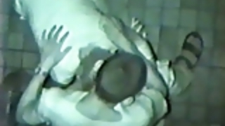 コー​​ナー通りにいちゃつくカップル