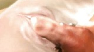 アニメーションの女の子が精液で覆われ