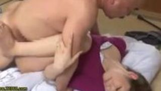ジジイに激しくハメられて中出しされる巨乳人妻　秋吉ひな