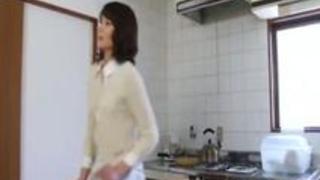 息子の若い激しい責めにより快感へとのぼりつめていく母