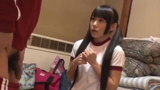 ロリ系のツインテ美少女が体操着姿で恥じらいながらチンポ奉仕開始 ロリ系のツインテ美少女が体操着姿で恥じらいながらチンポ奉仕開始