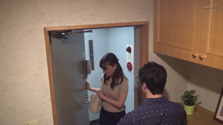 一般男女モニタリングAV マジックミラー便でSEXしちゃった社会人男女のその後まで追跡スペシャル 人妻OLと後輩男子が真昼間にオフィス街で1発10万円の連続射精セックス！…した後日談:人妻が若い男子との中出し不倫に堕ちていくまでを隠し撮り