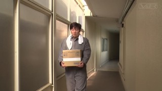 VRTM-317 近所に住むノーブラタンクトップ姿の無防備に胸チラさせるつるぺた貧乳娘に媚薬を飲ませると敏感なカラダに！超絶感じやすい乳首を触りながら激ピストン！効果抜群過ぎて何度も仰け反り痙攣イキ！